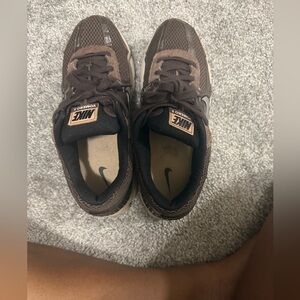 Brown Nike Vomero Zoom 5